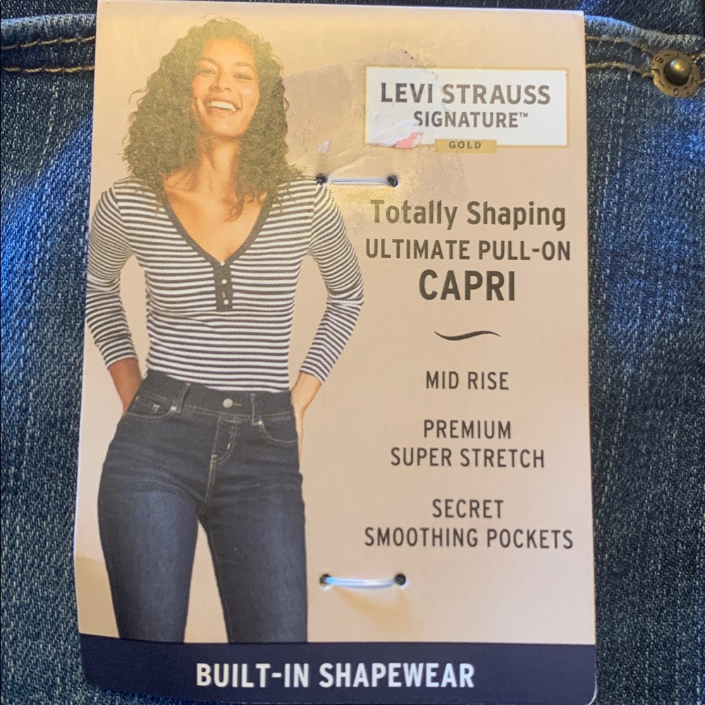 Levi's Totally Shaping Pull-On Capri in Blue
